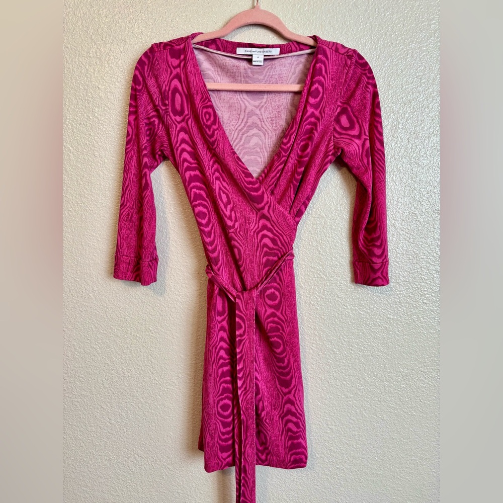 Diane Von Furstenberg DVF Pink Julien Wood Grain Pattern Mini Wrap Dress Size 6